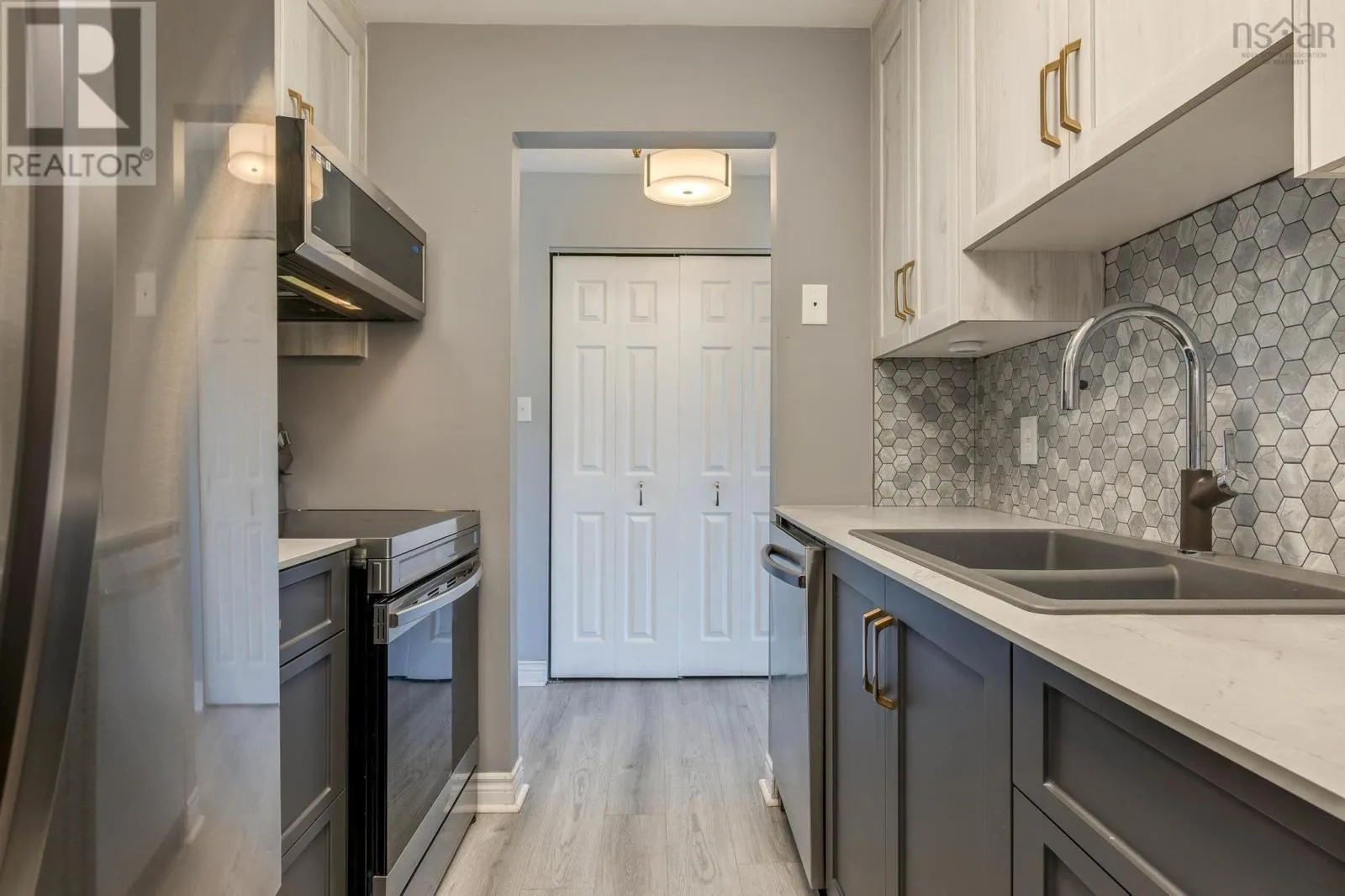 8 70 Collins Grove