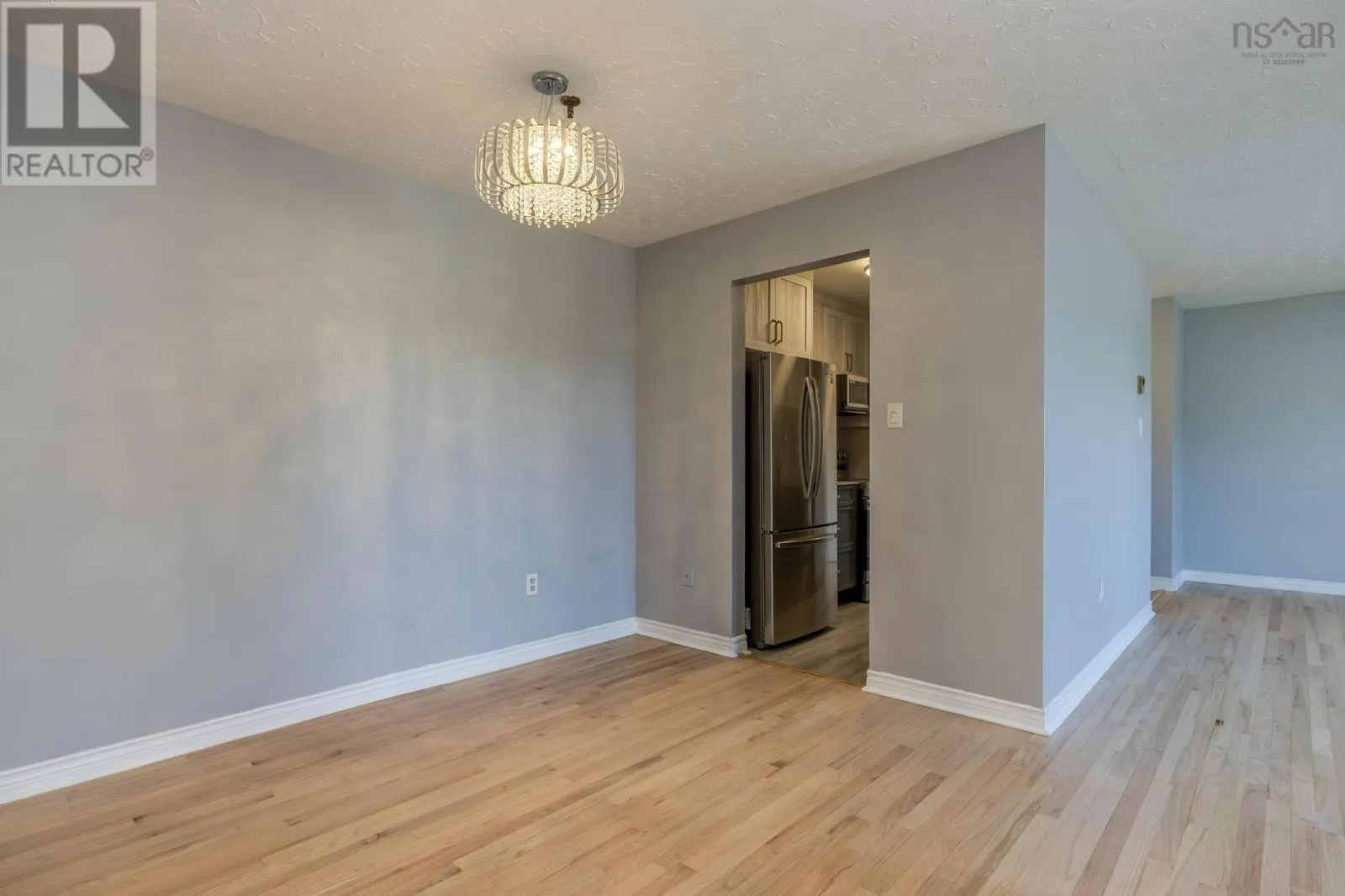 8 70 Collins Grove