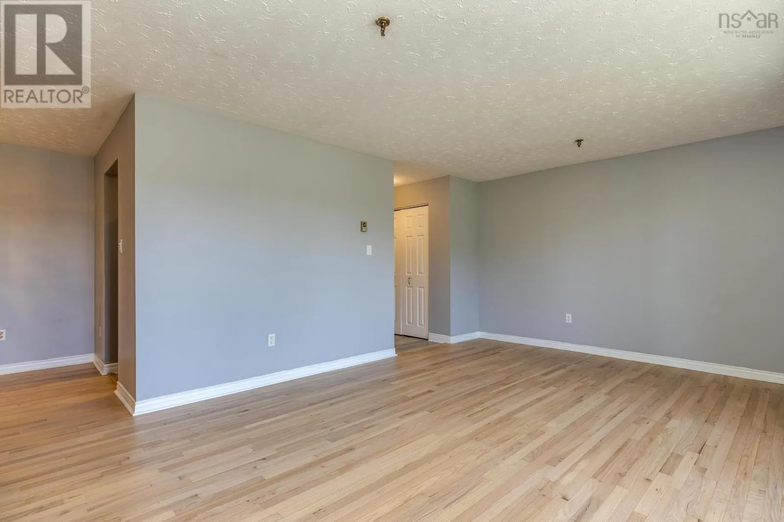 8 70 Collins Grove
