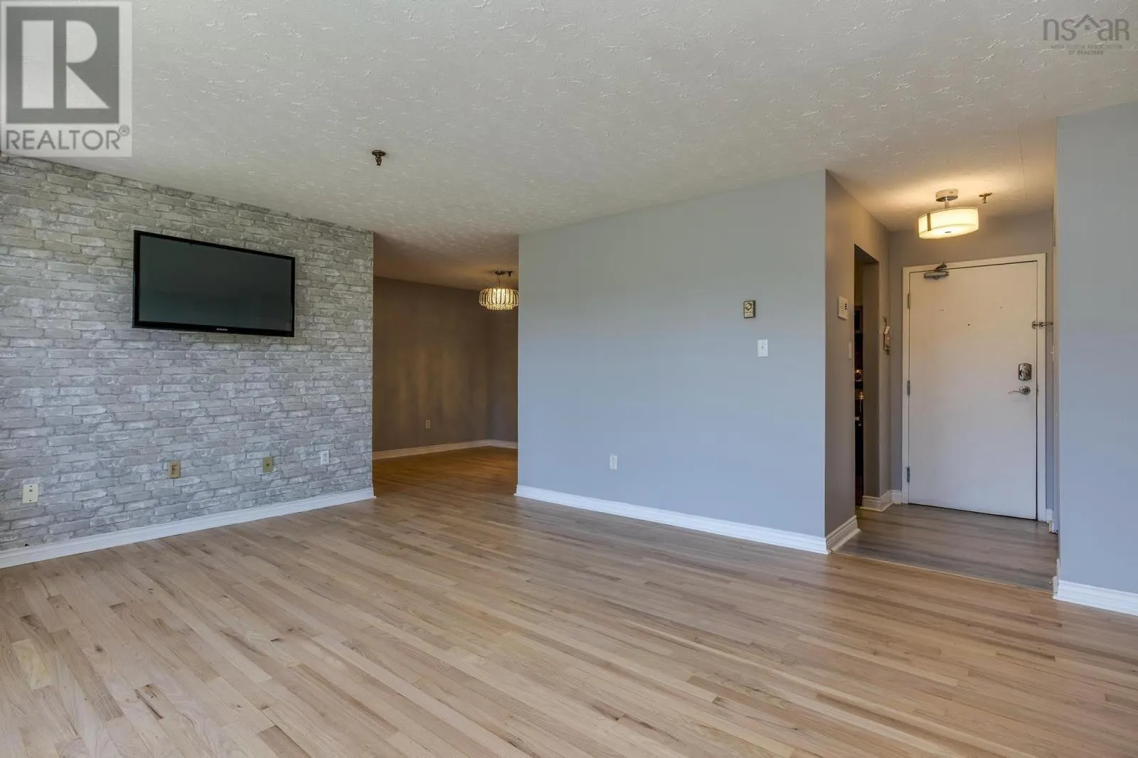 8 70 Collins Grove