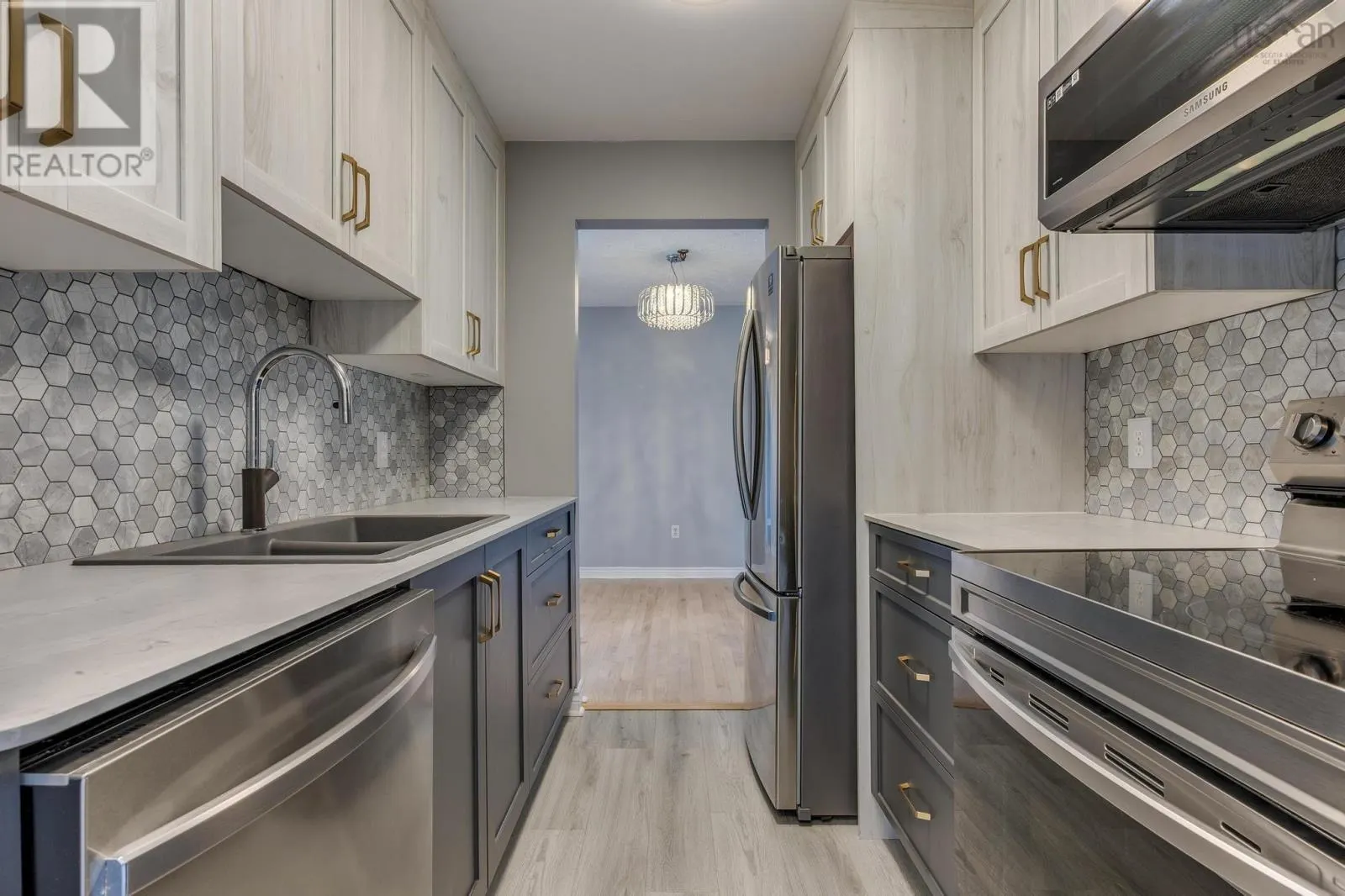 8 70 Collins Grove