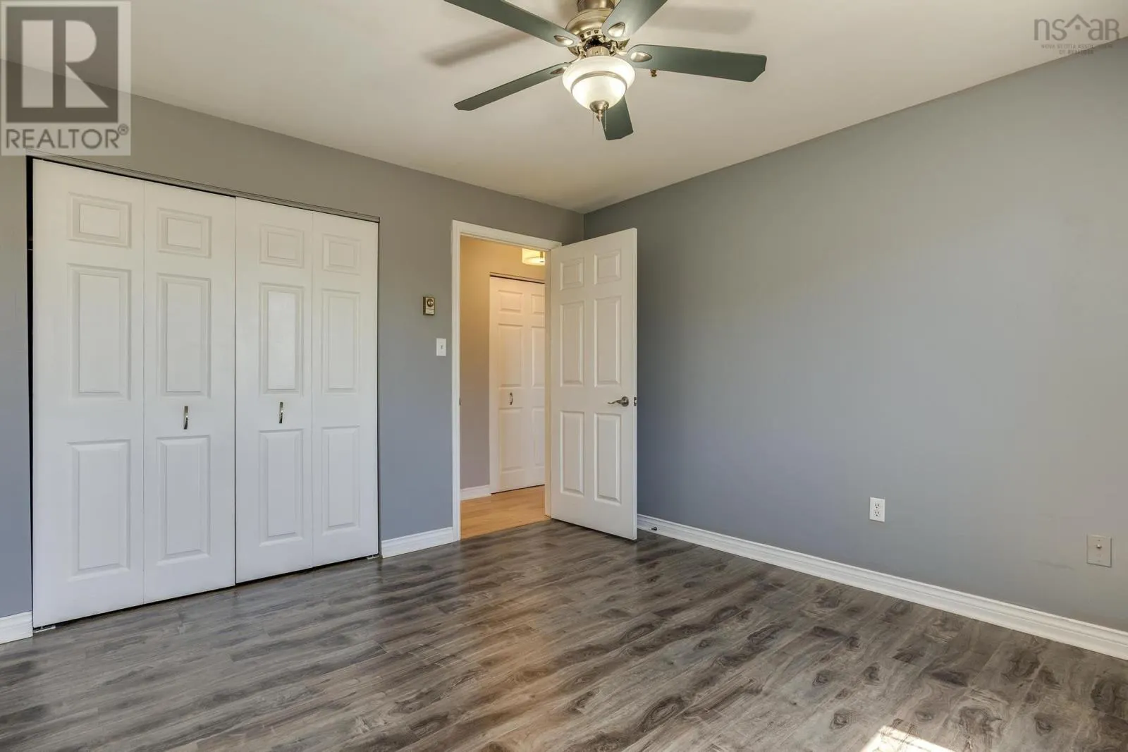 8 70 Collins Grove