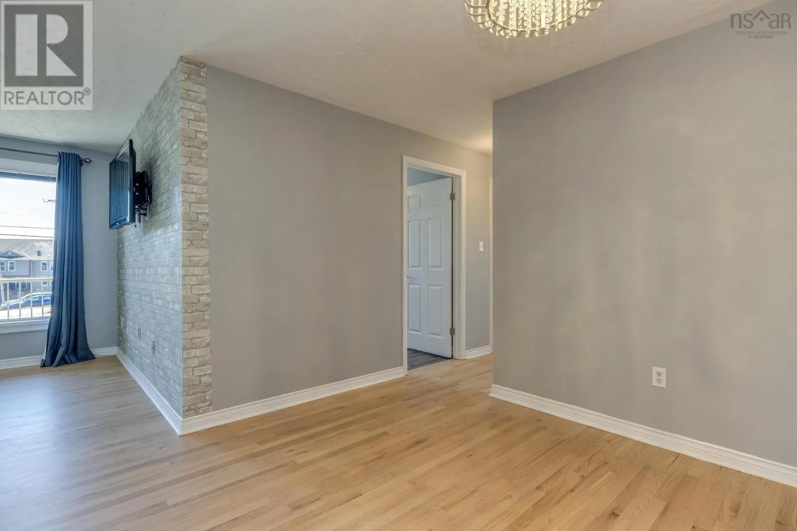 8 70 Collins Grove