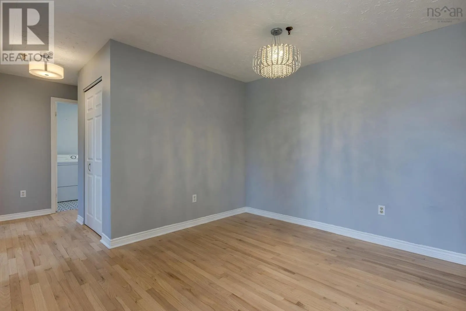 8 70 Collins Grove