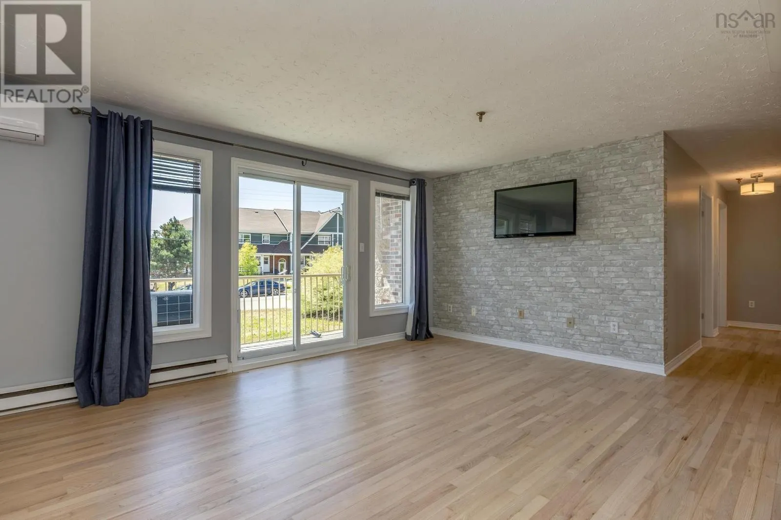 8 70 Collins Grove