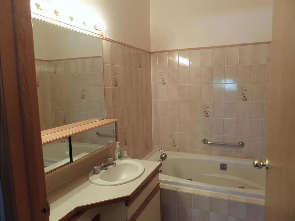 A211 3271 Pembina Highway