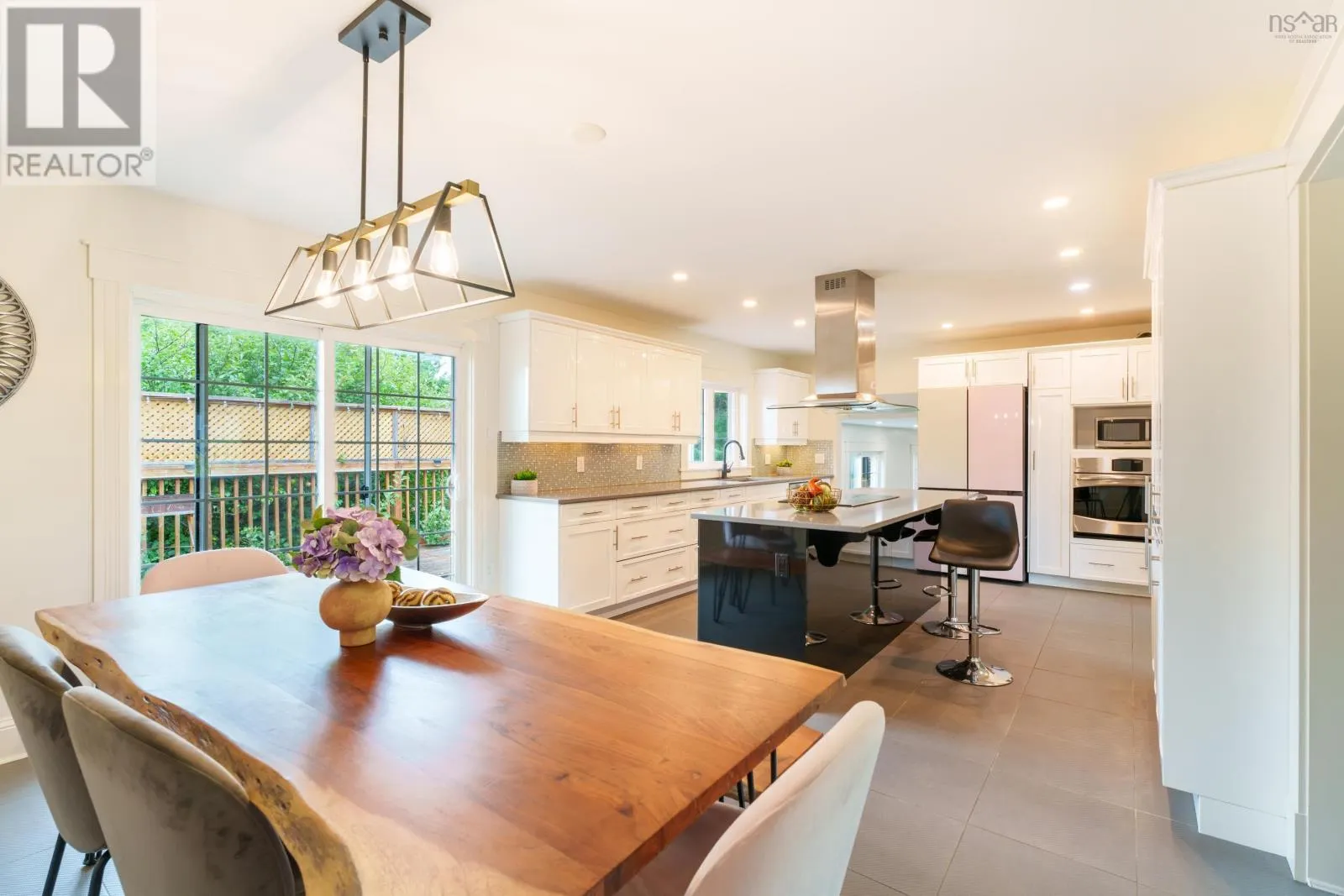 11 Laurentian Drive