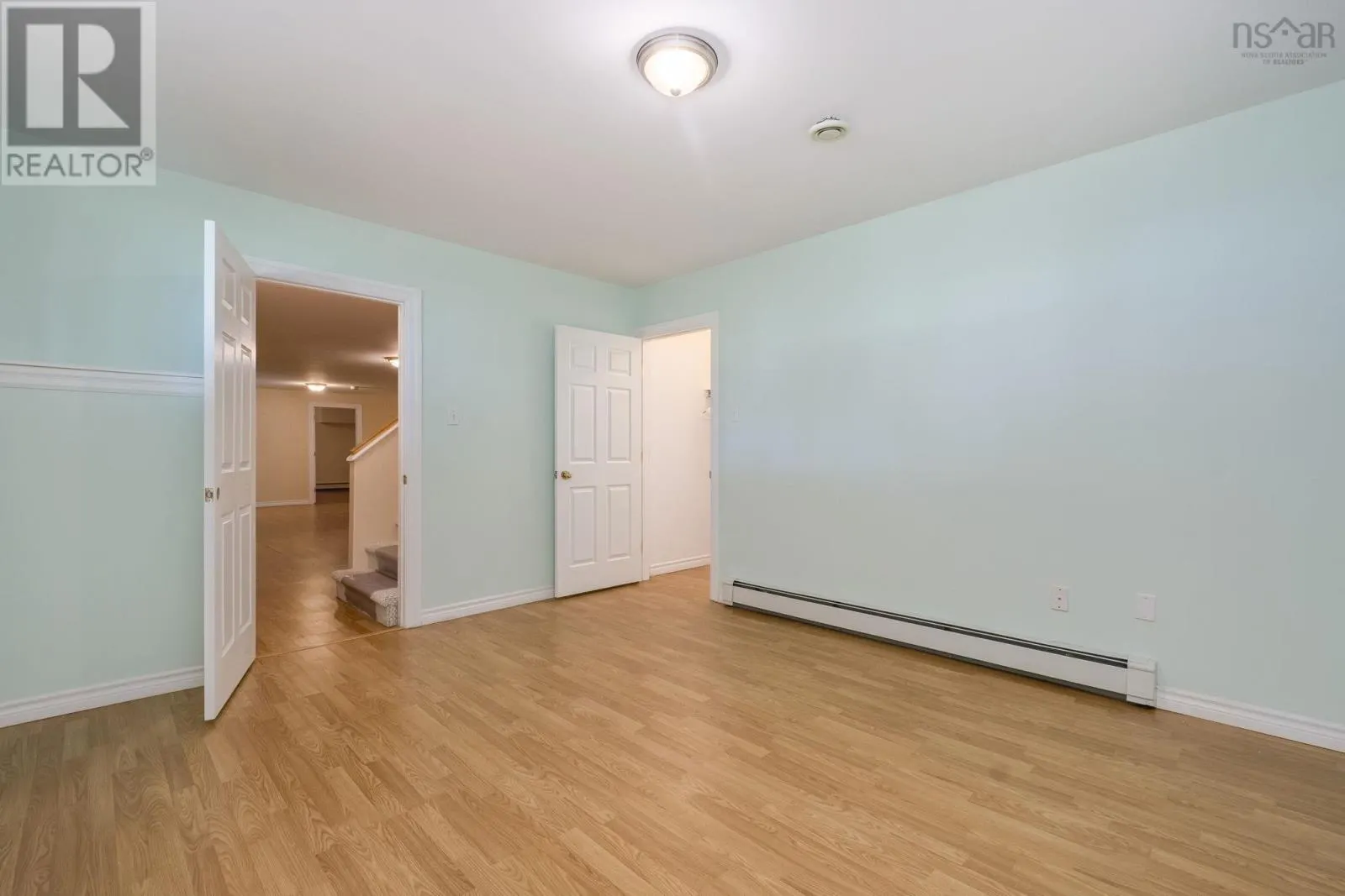 152 Roxbury Crescent