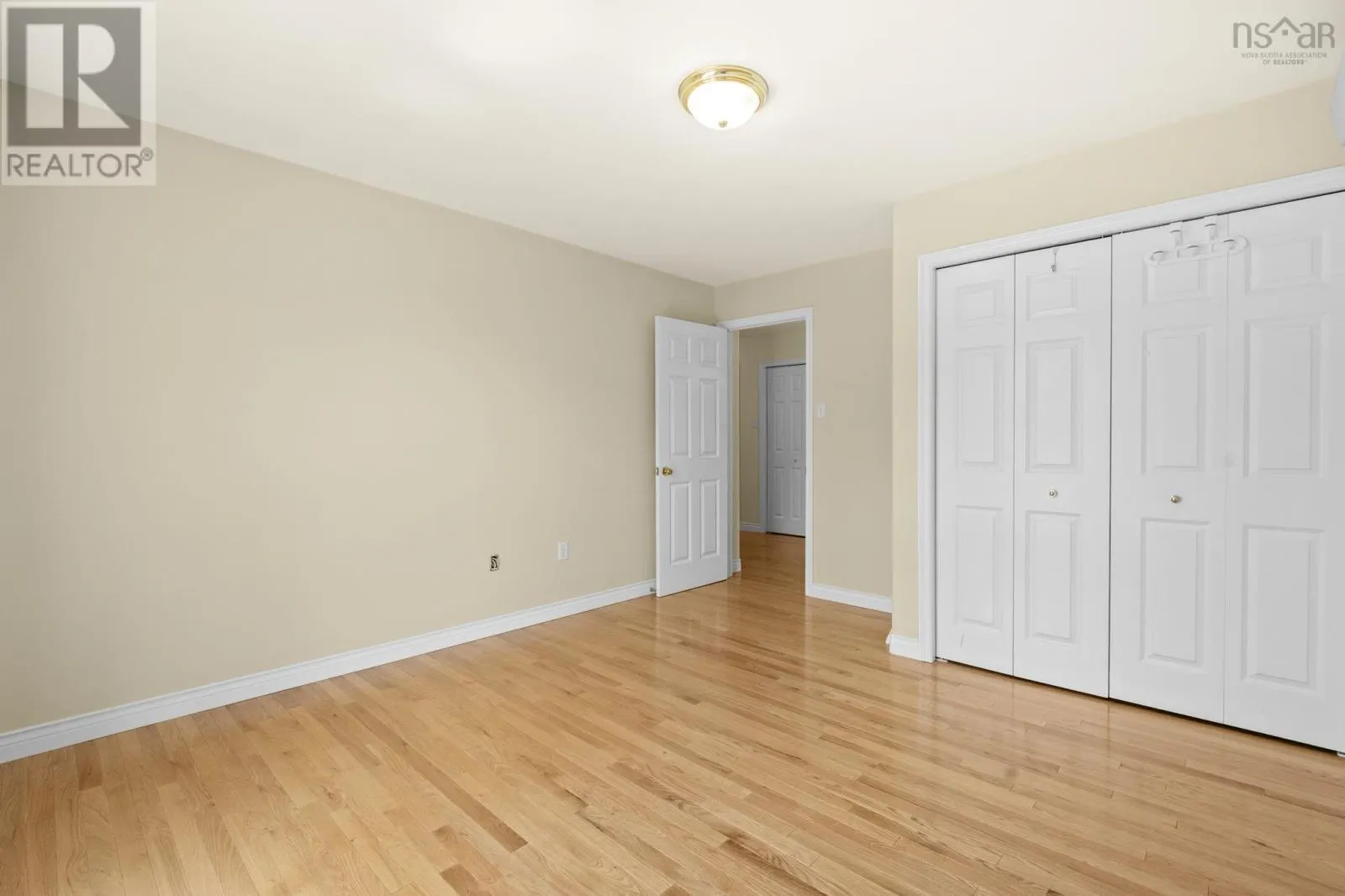 152 Roxbury Crescent