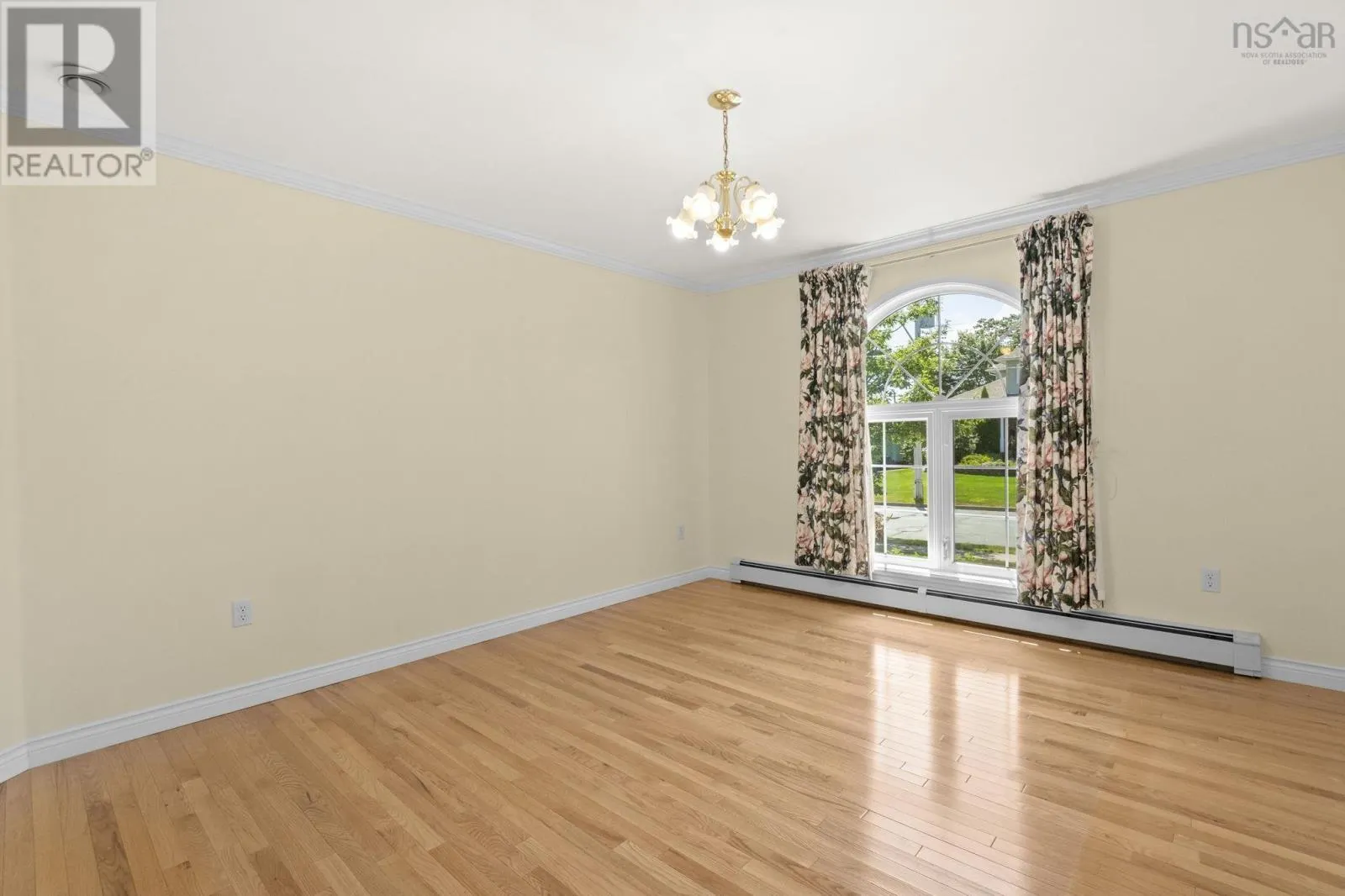152 Roxbury Crescent
