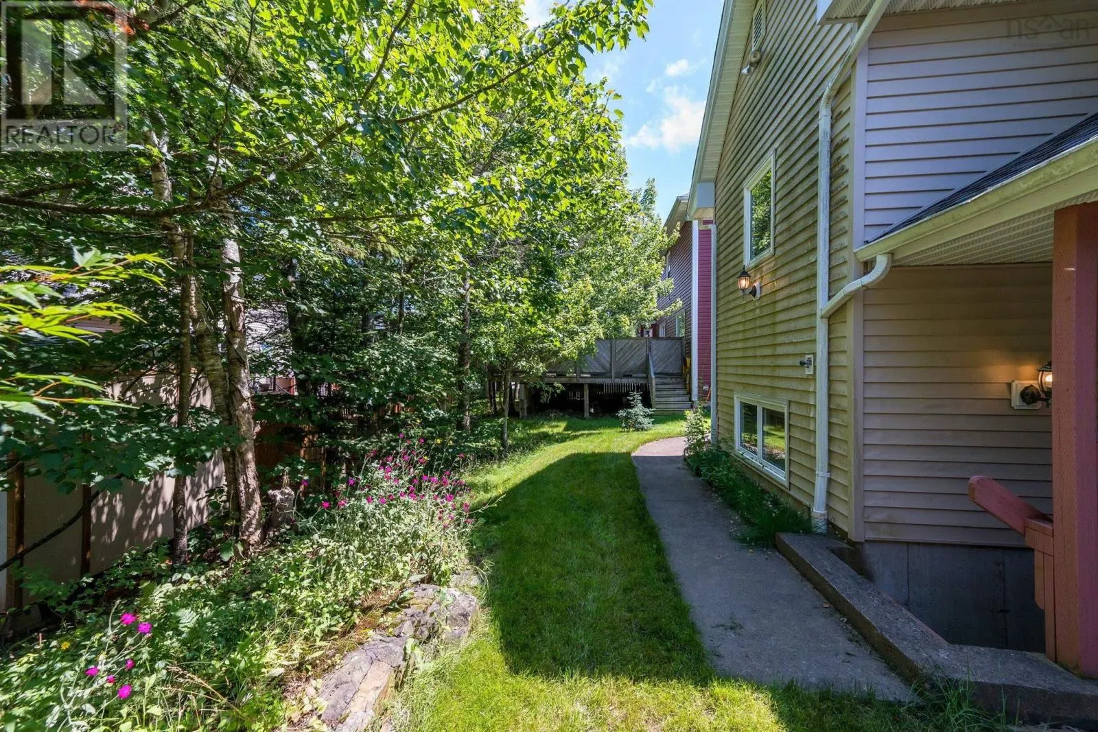 152 Roxbury Crescent