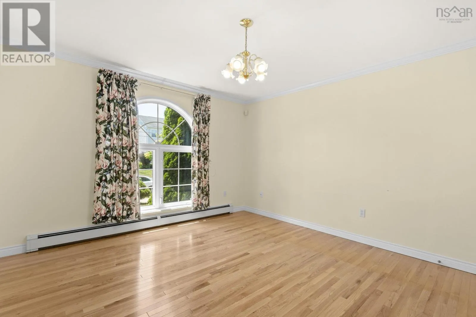 152 Roxbury Crescent