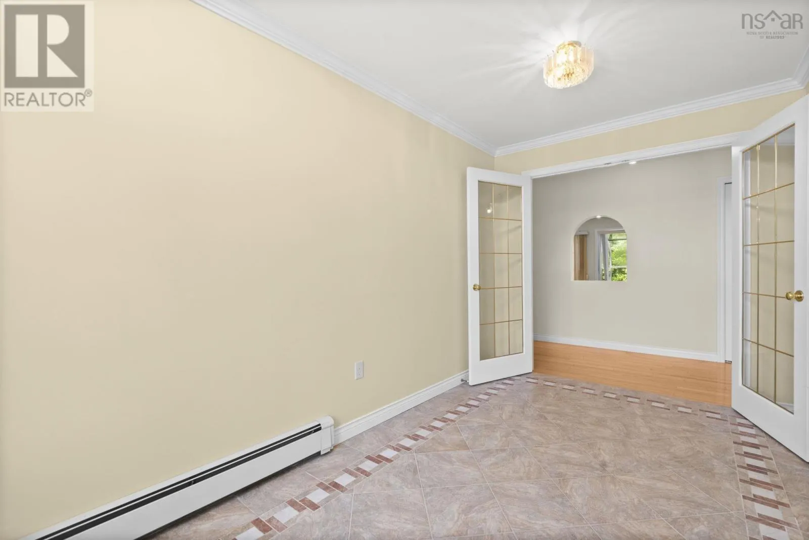 152 Roxbury Crescent