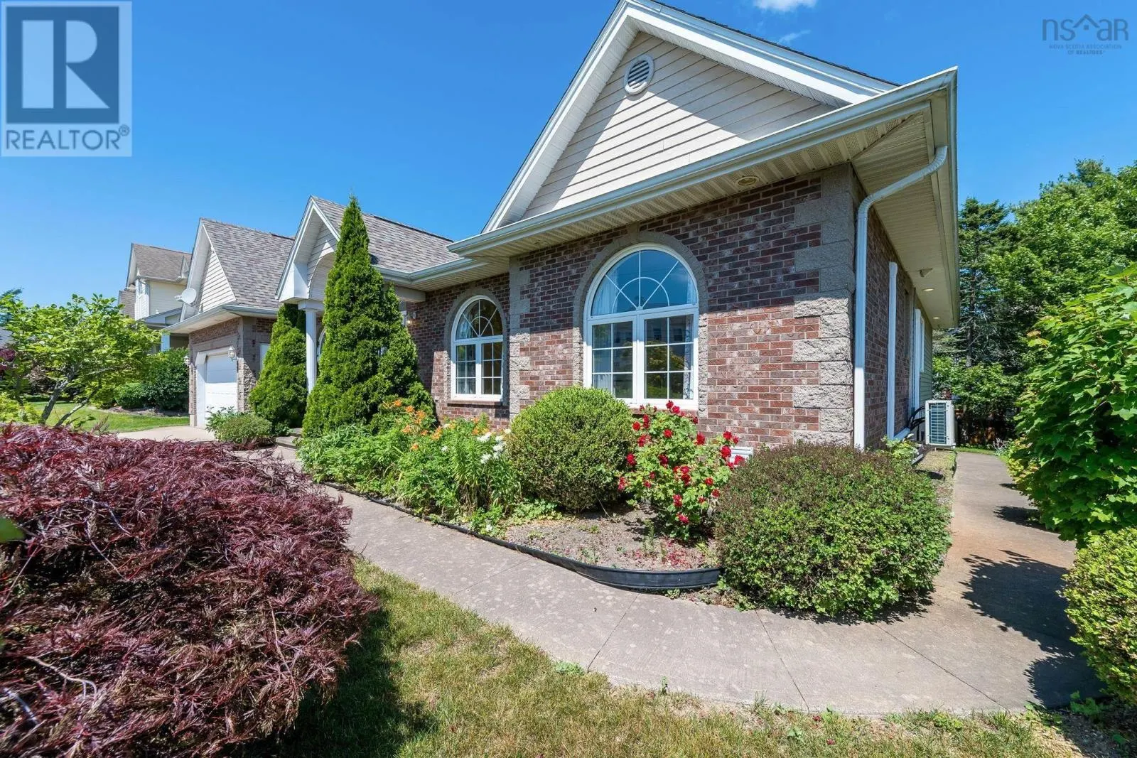 152 Roxbury Crescent
