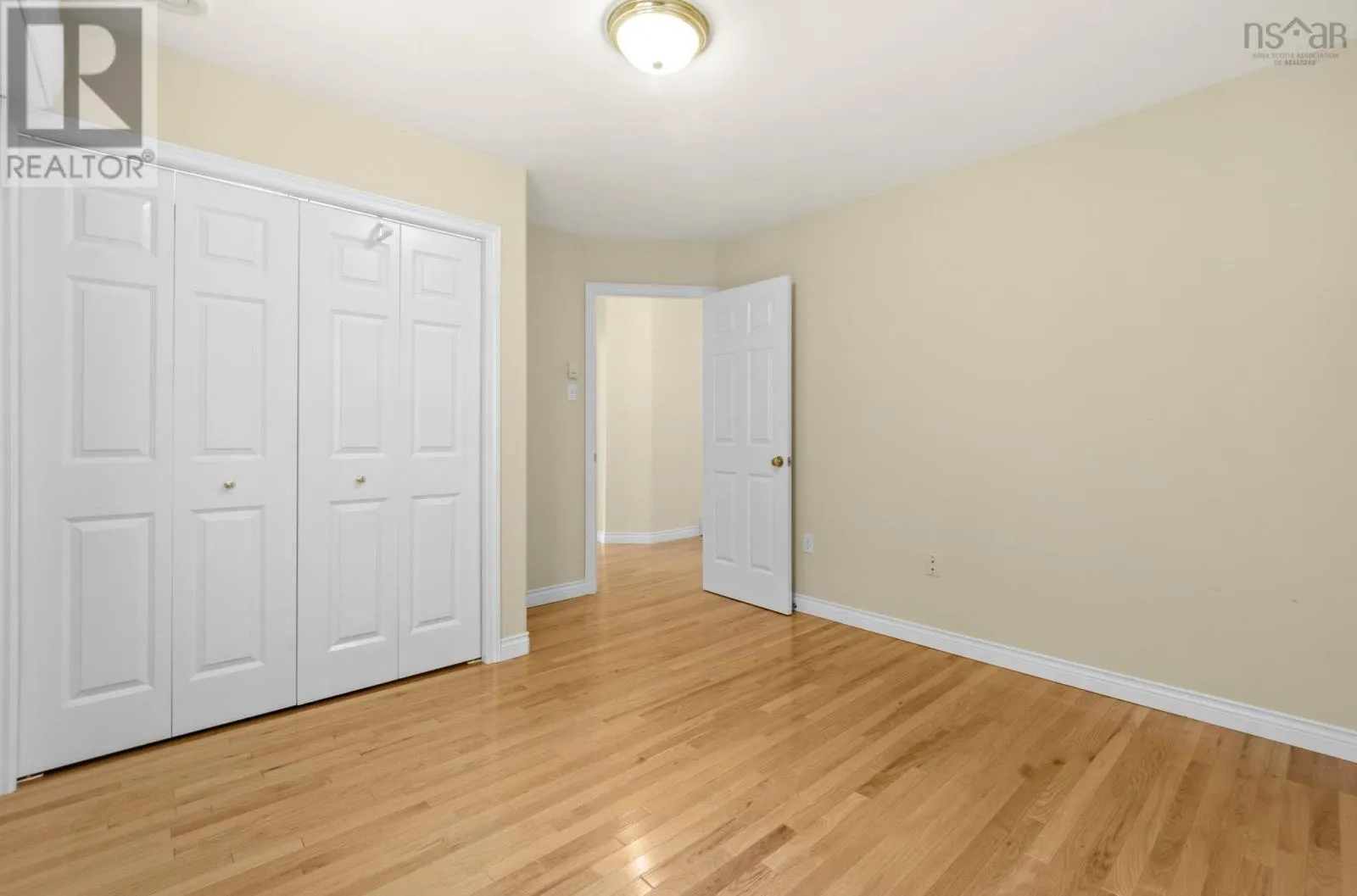 152 Roxbury Crescent