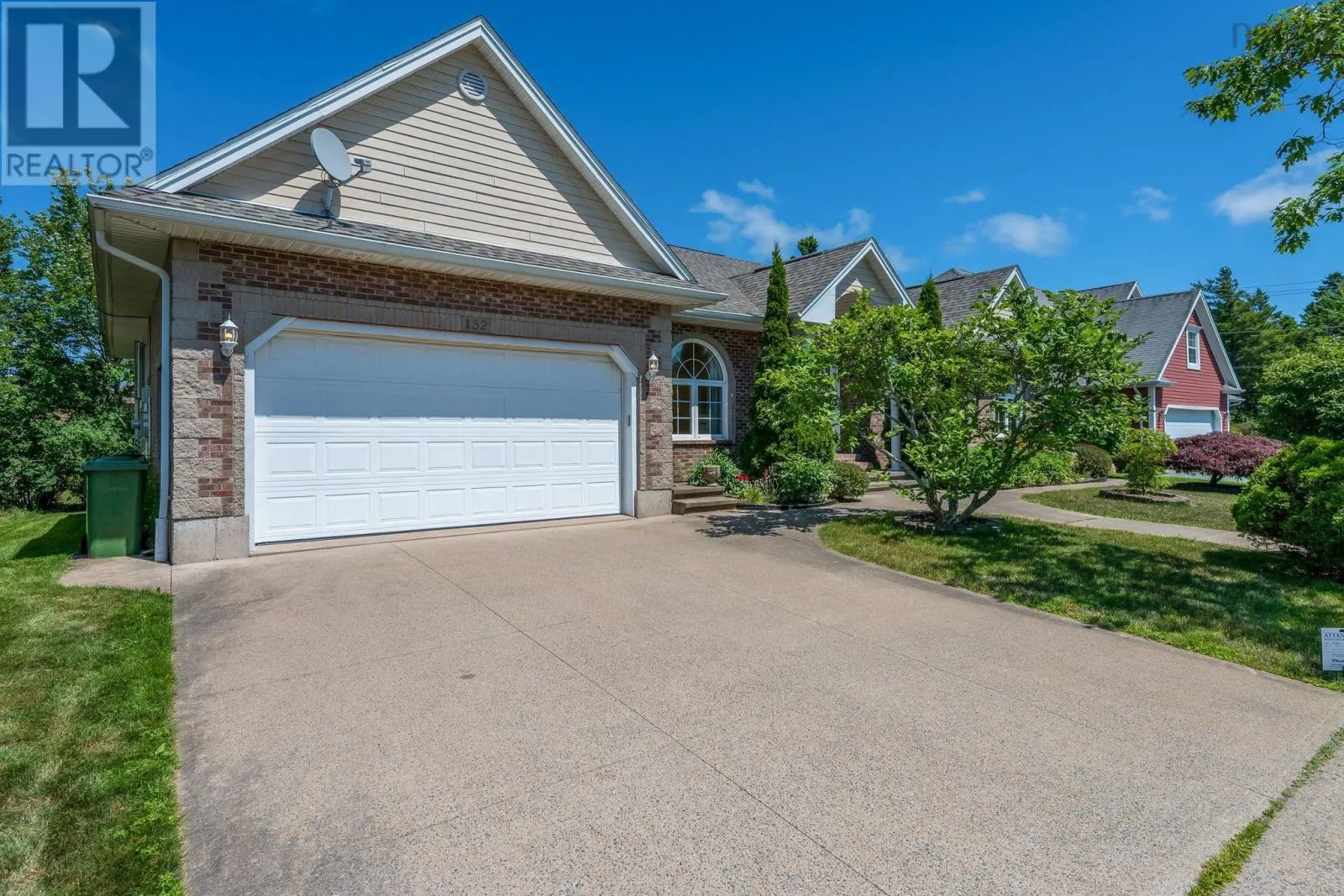152 Roxbury Crescent