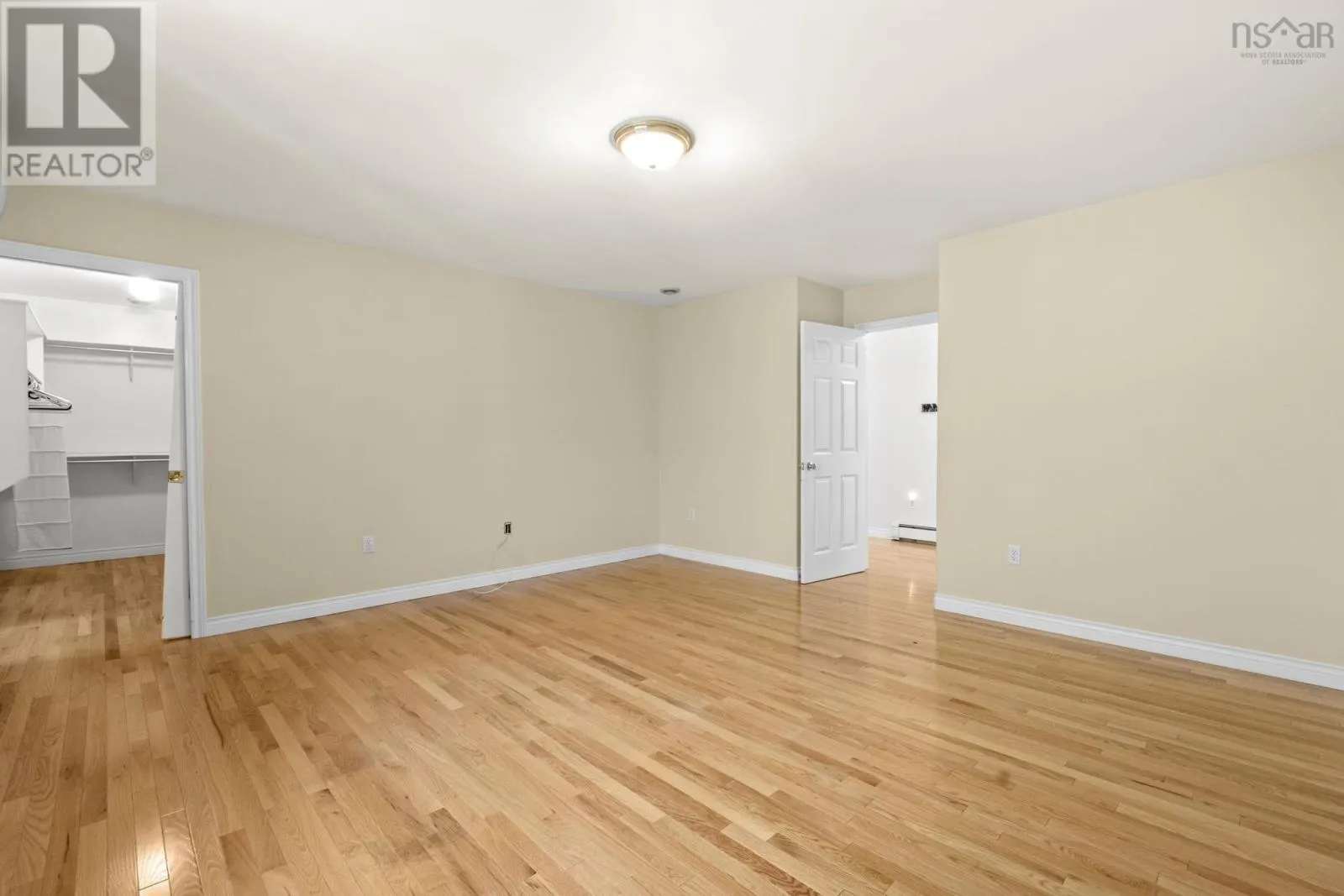 152 Roxbury Crescent