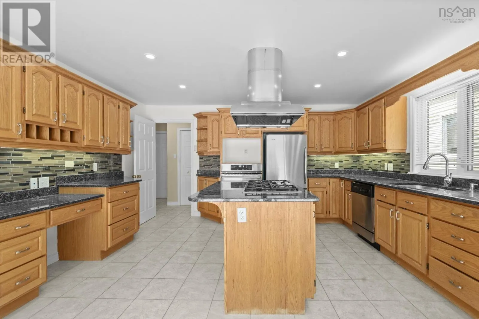 152 Roxbury Crescent