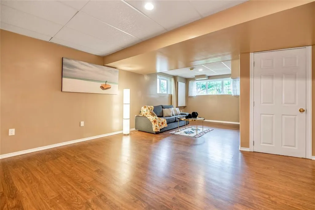 27 Kinlock Lane