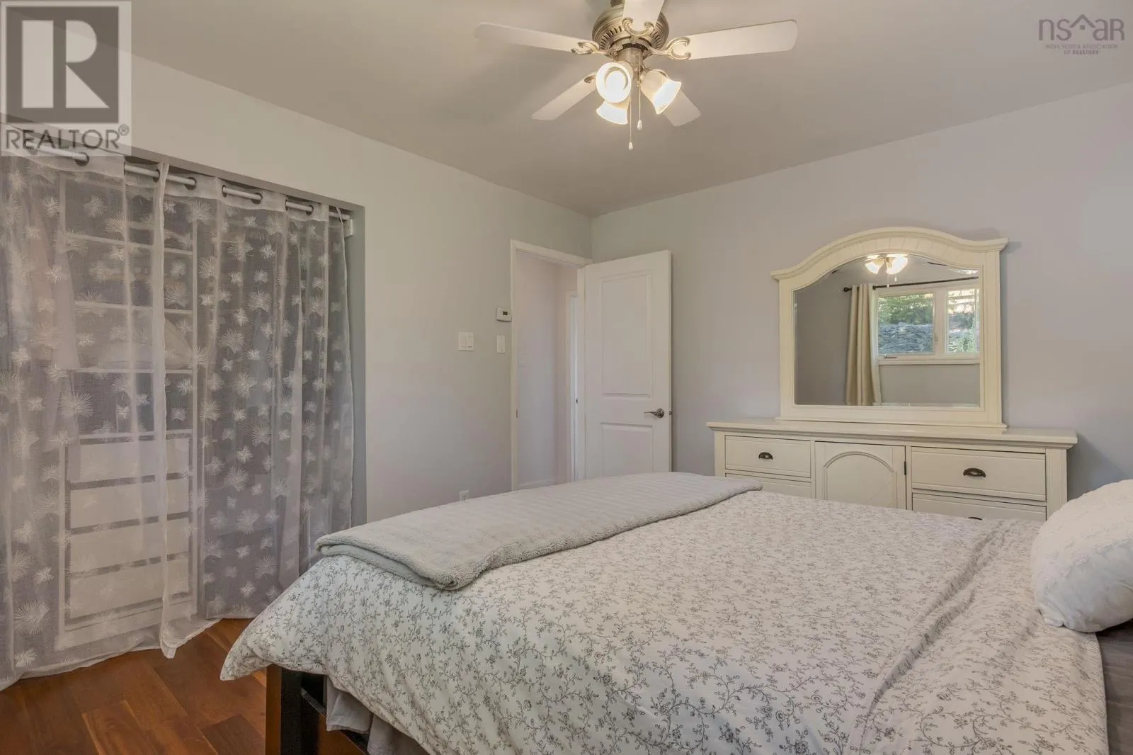 98 Collins Grove