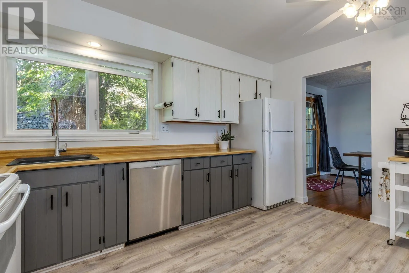 98 Collins Grove