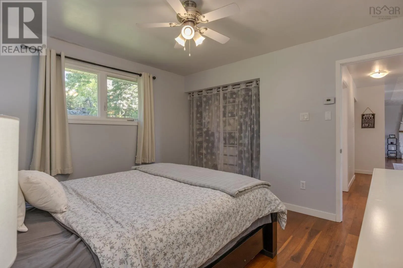98 Collins Grove