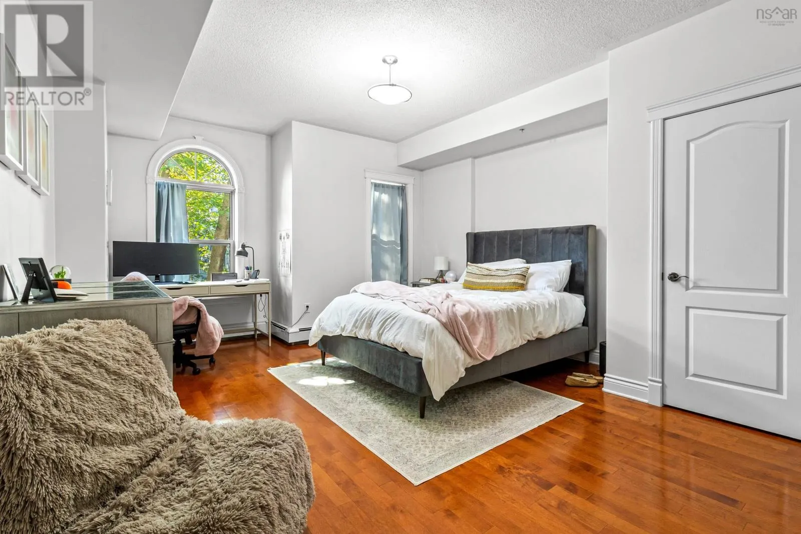 303 5523 Inglis Street