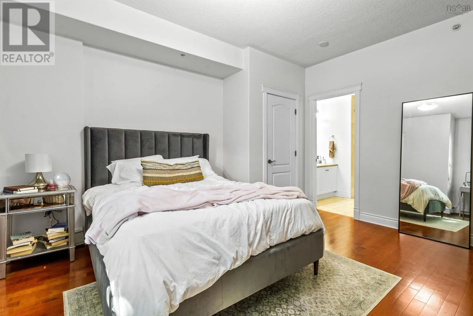 303 5523 Inglis Street