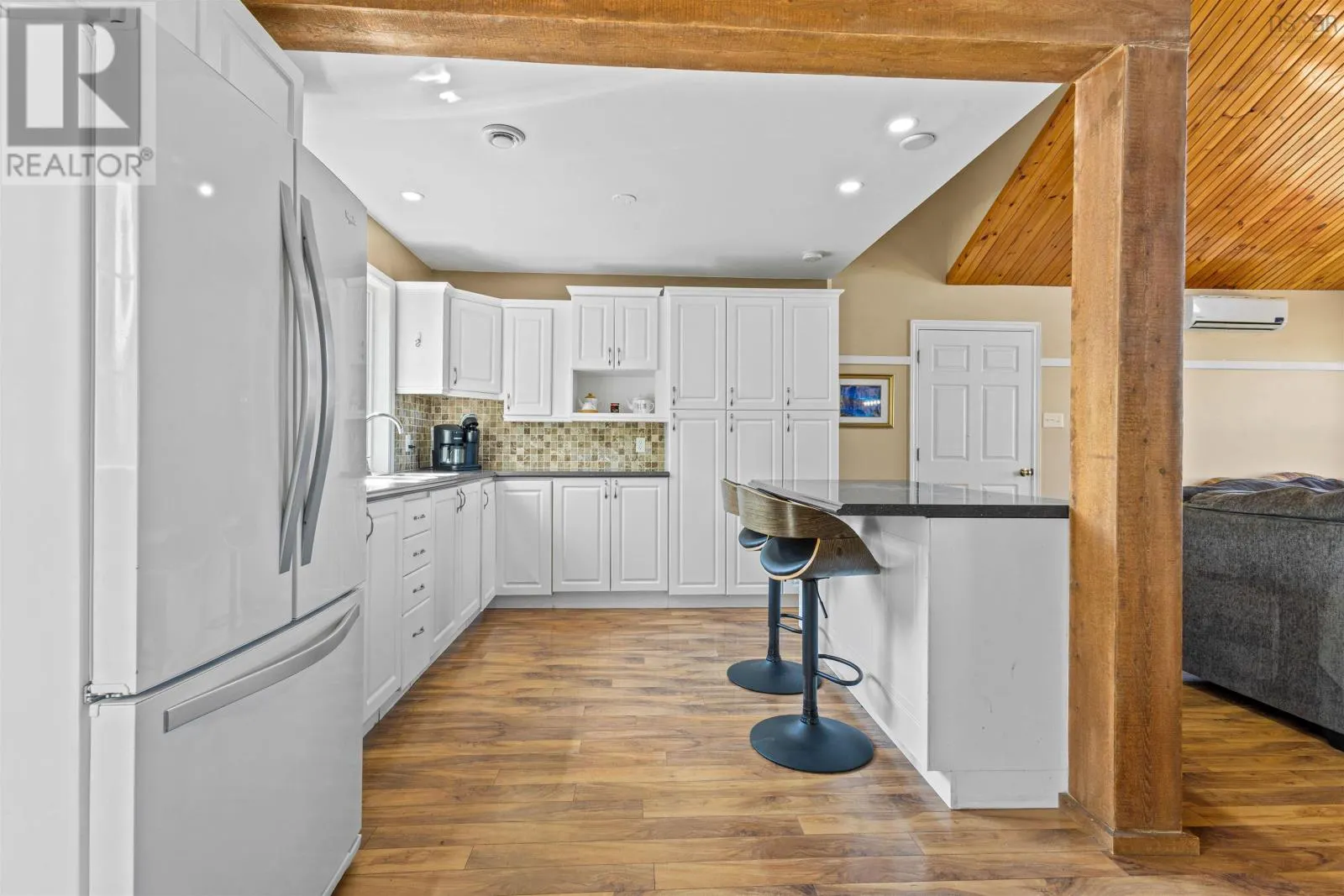 320 Main Street W