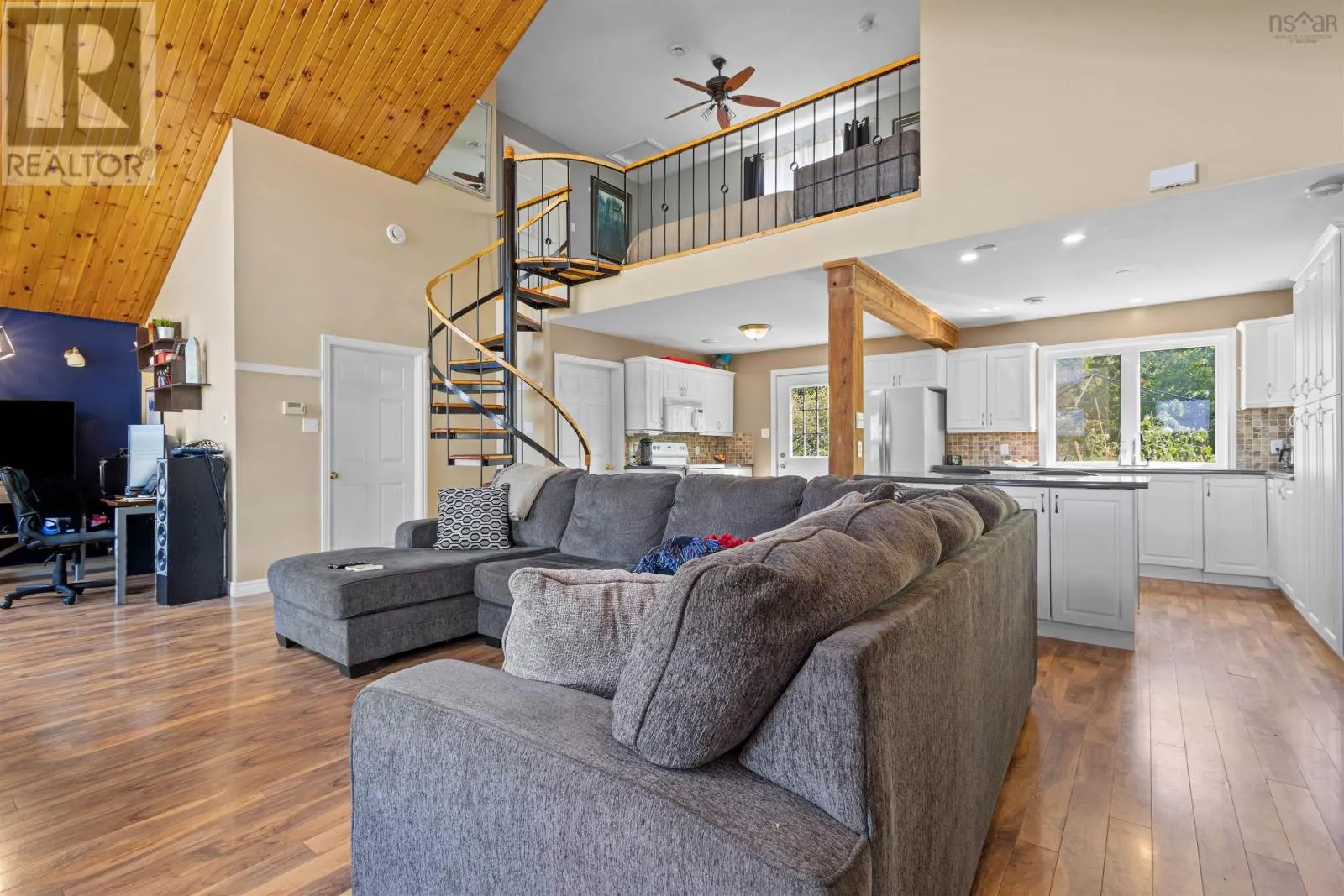 320 Main Street W