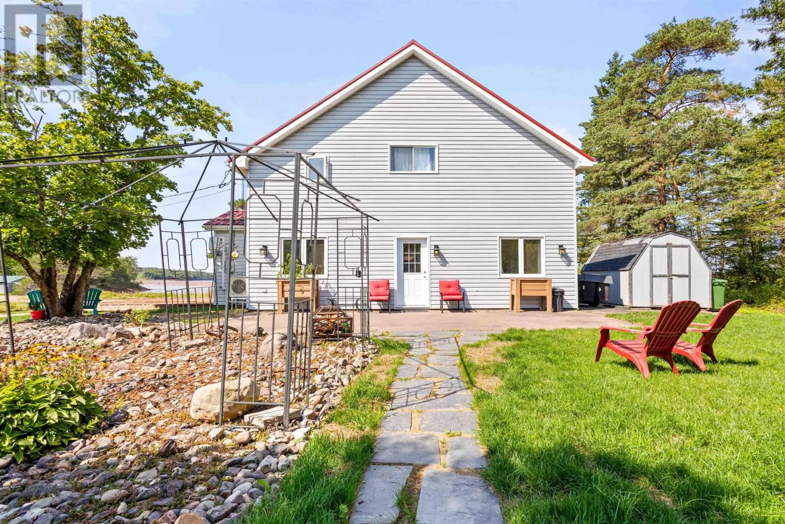 320 Main Street W