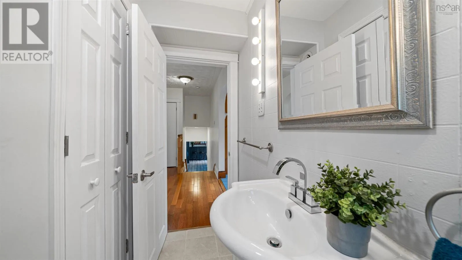 2571 ST. MARGARET'S BAY Road