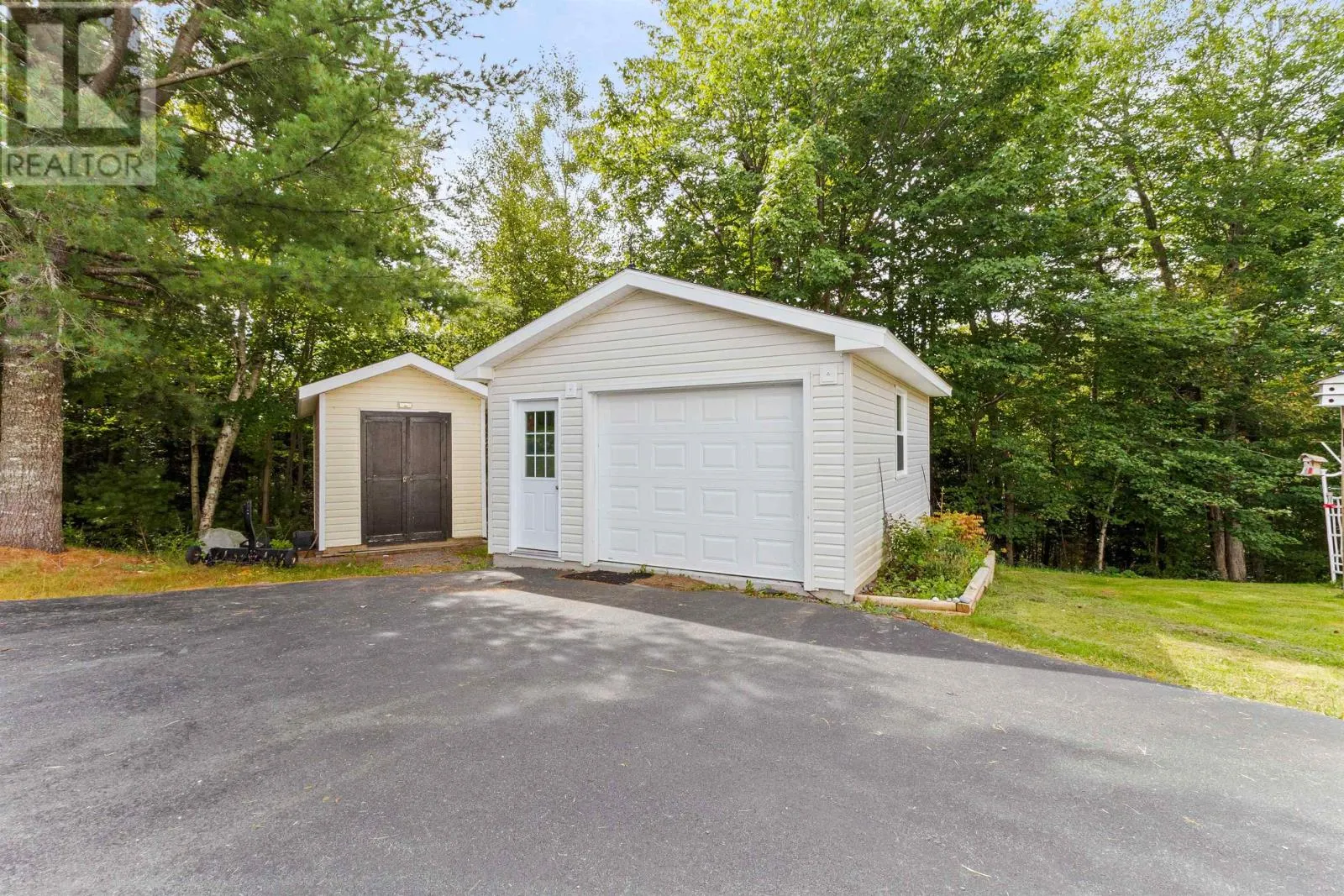 122 Honeysuckle Road