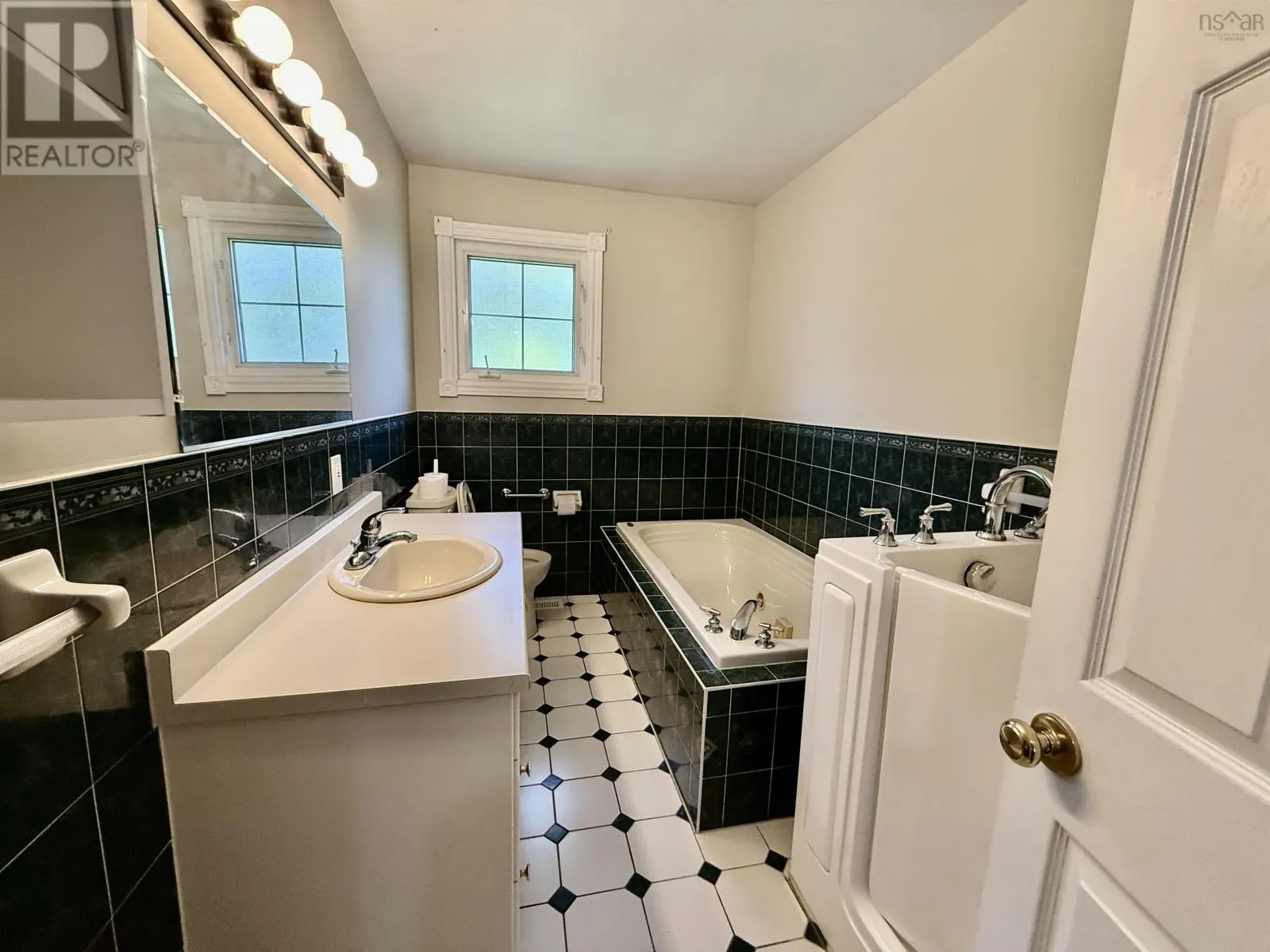 2 Laurentian Drive
