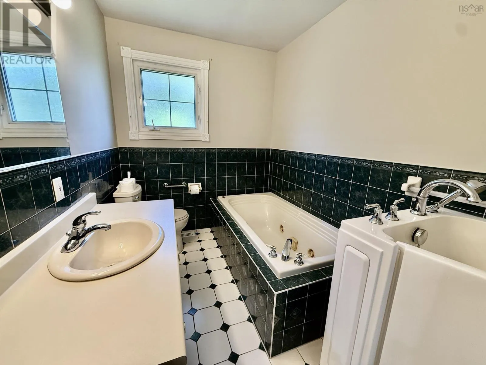 2 Laurentian Drive