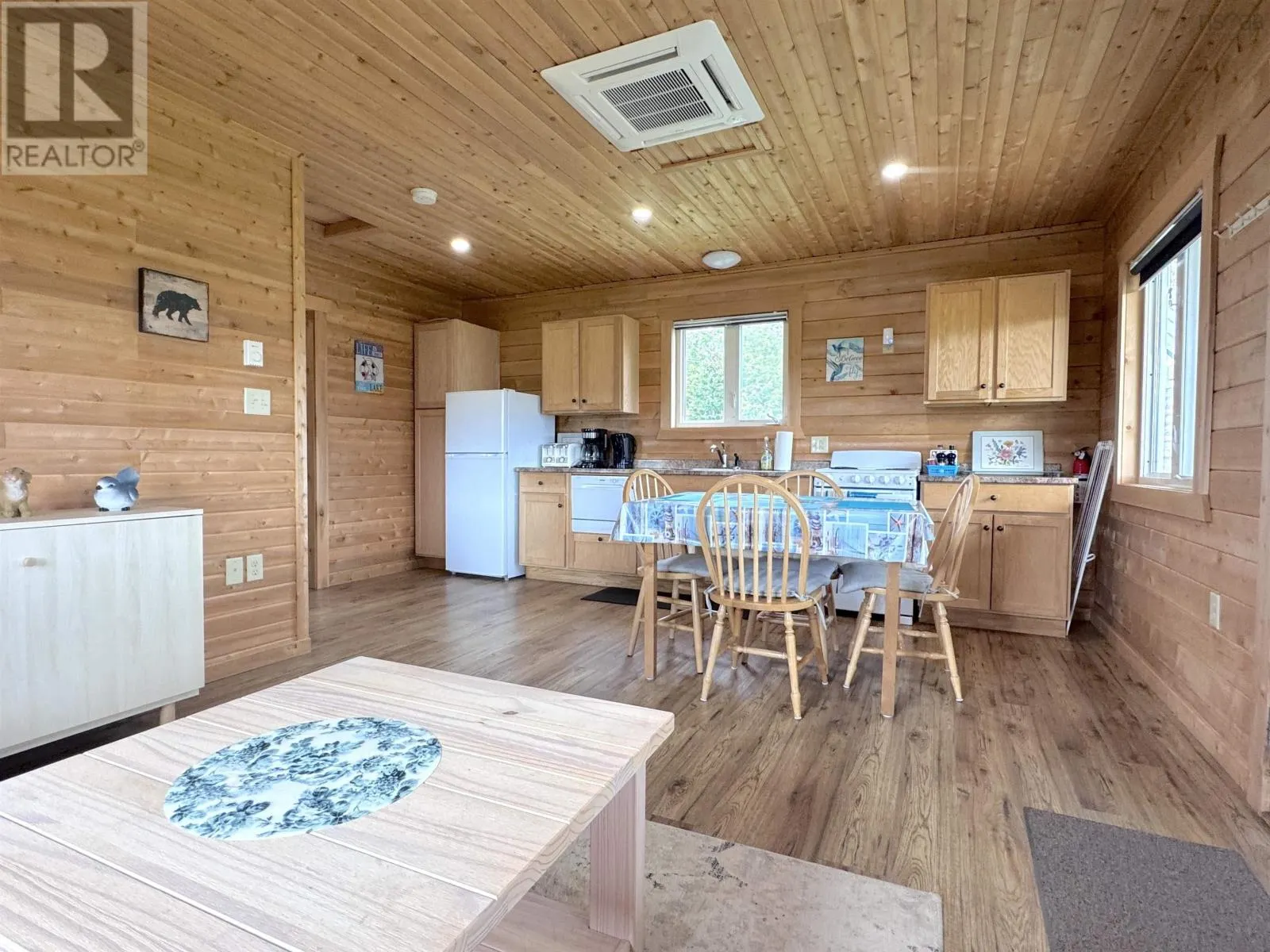 1047 West Side Middle River Road