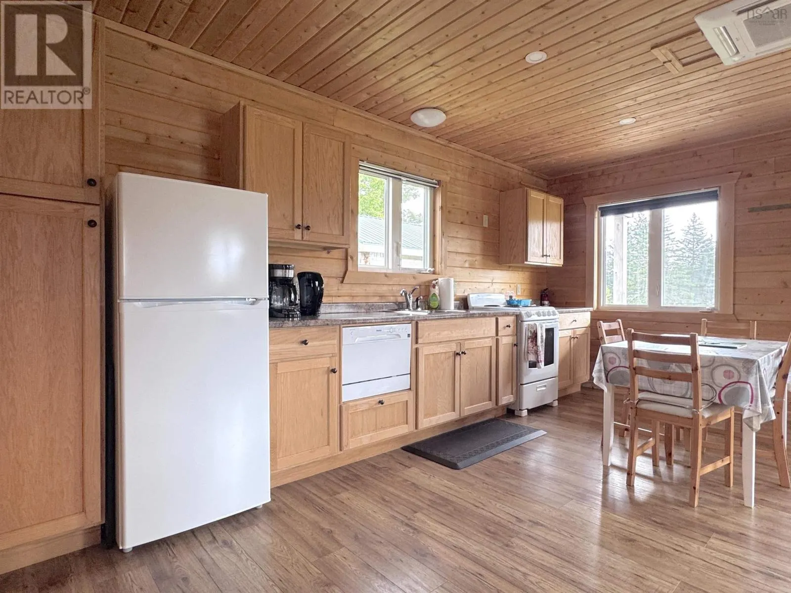 1047 West Side Middle River Road