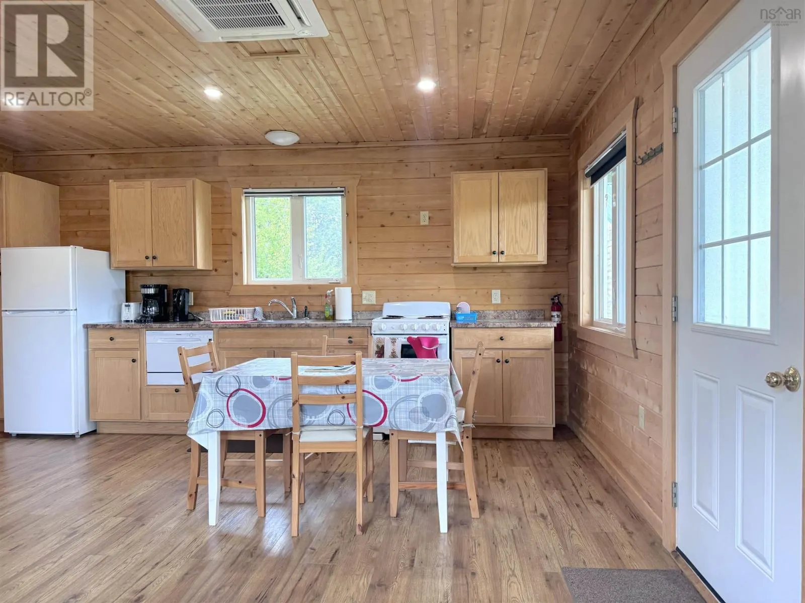 1047 West Side Middle River Road