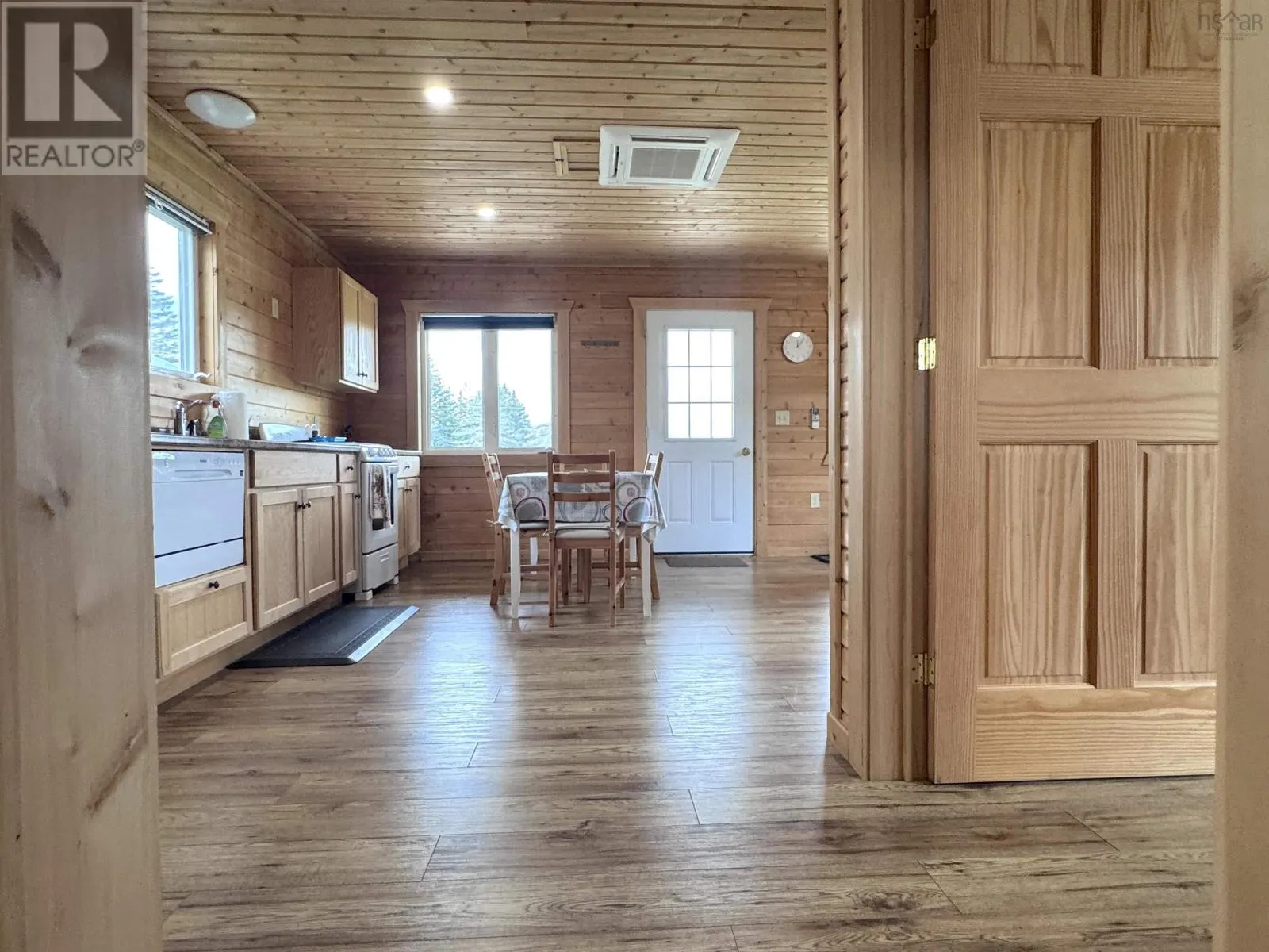 1047 West Side Middle River Road