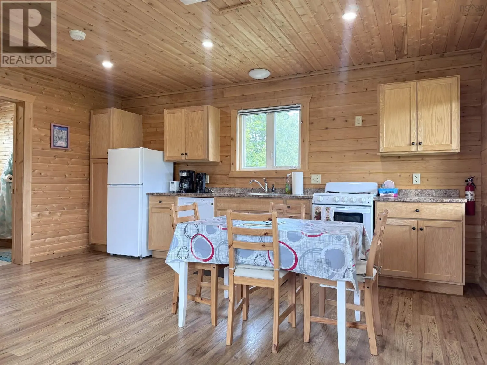 1047 West Side Middle River Road