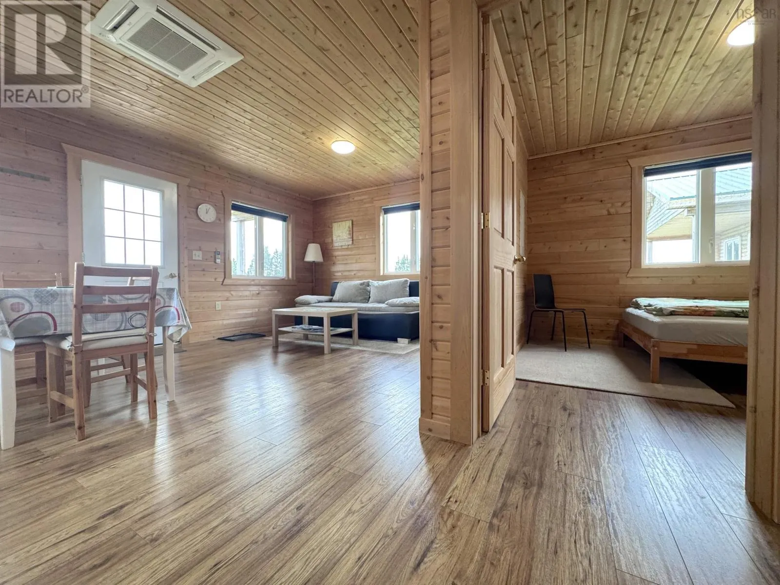 1047 West Side Middle River Road