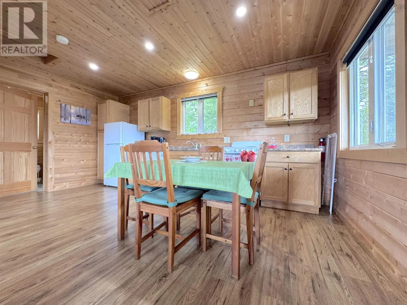 1047 West Side Middle River Road