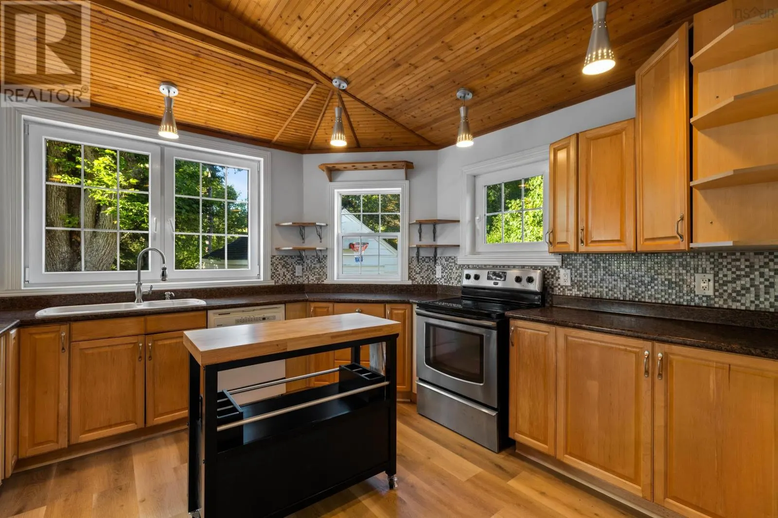 8 Lawnwood Avenue