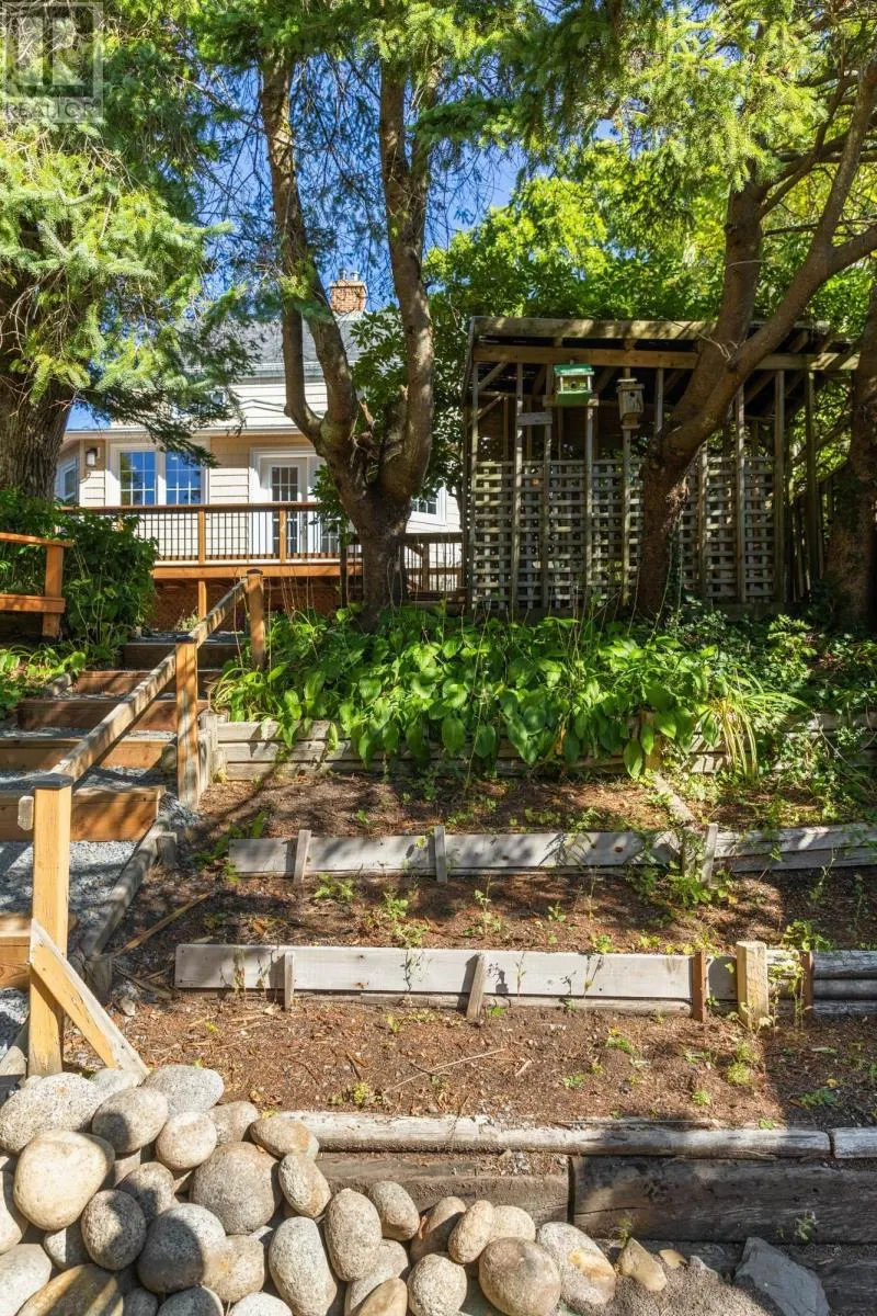 8 Lawnwood Avenue