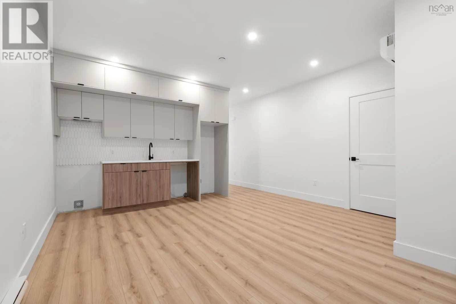 130 Colonial Crescent