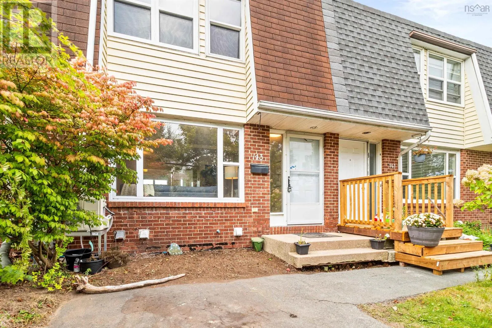 143 Hampton Green