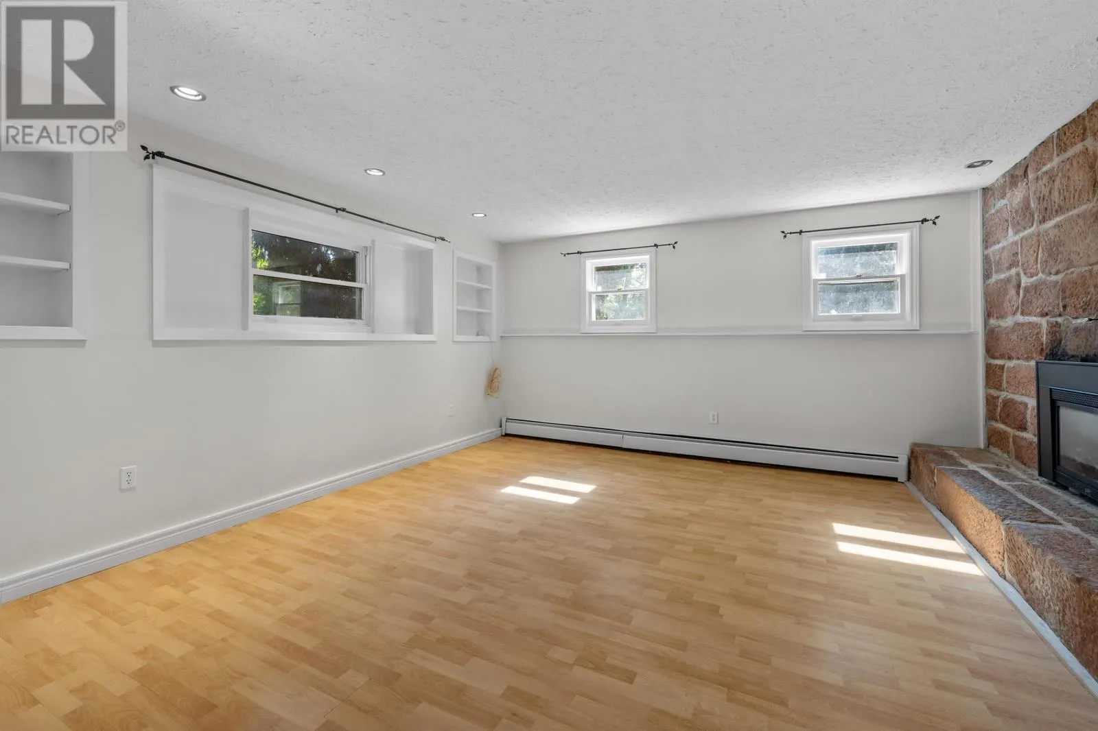61 Glencove Dr