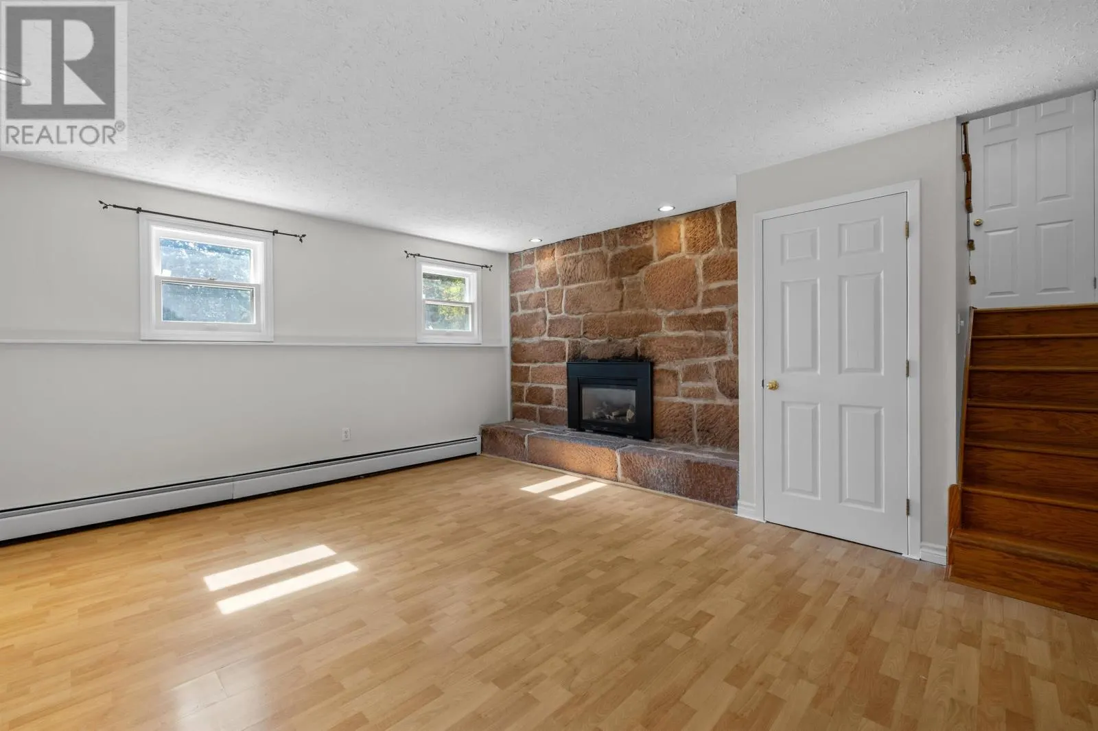 61 Glencove Dr