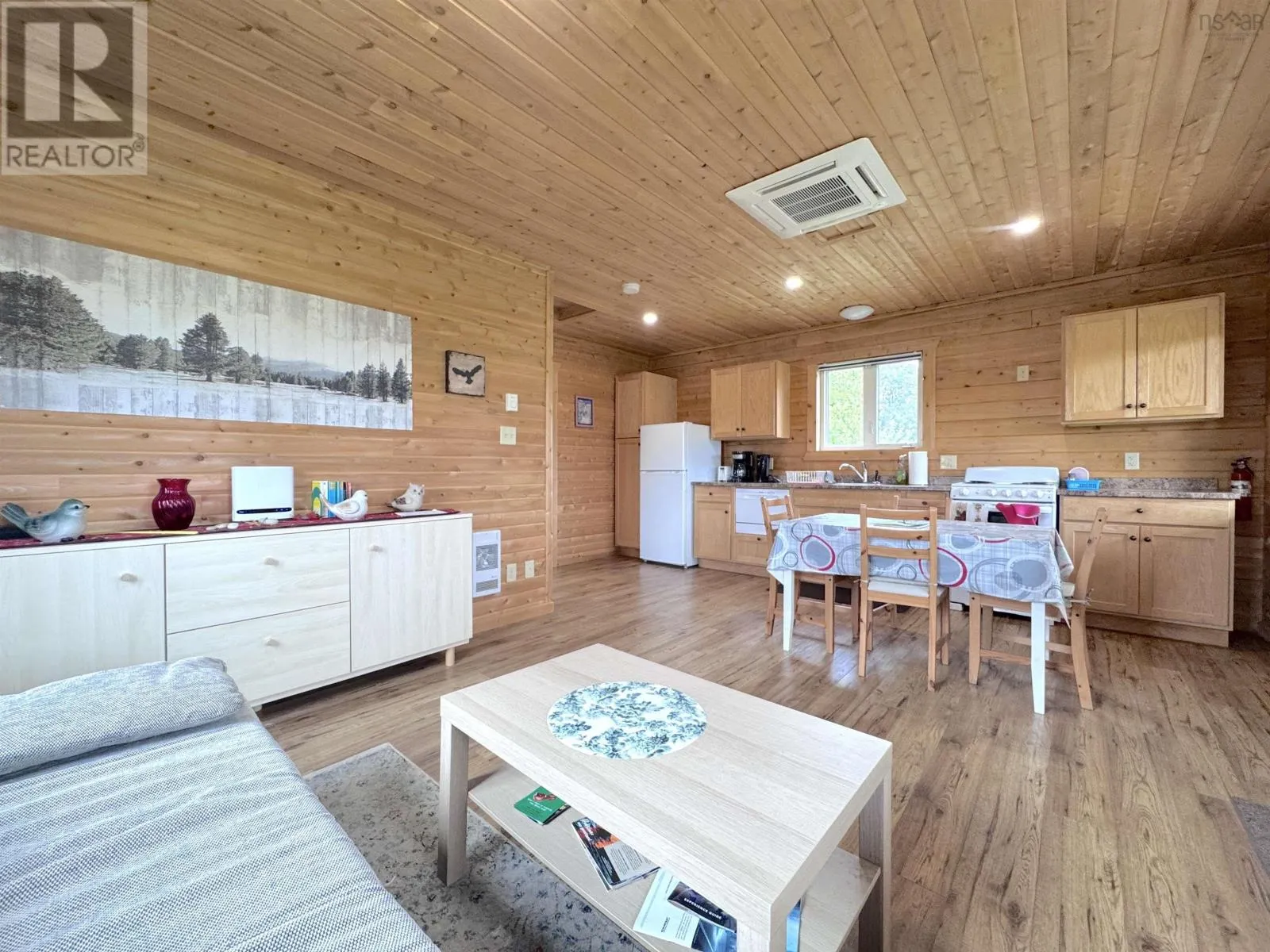 1047 West Side Middle River Road