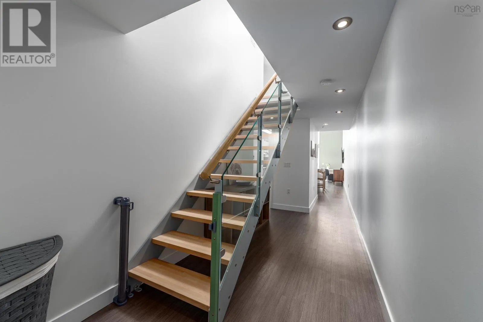 313 5662 Roberts Street